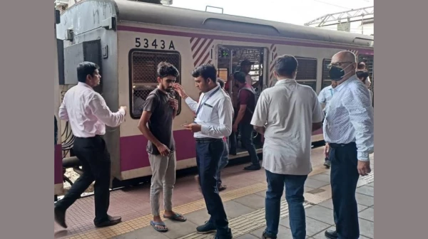 मुंबई लोकल न्यूज़- मार्च में 1 लाख से ज़्यादा बिना टिकट यात्रा करने वाले यात्री पकड़े गए